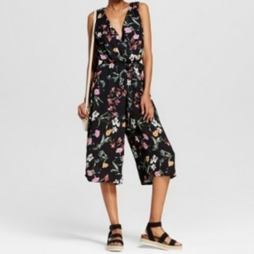 NWT Floral V- Neck Sleeveless Jumpsuit size small cropped wide leg jumpuit
